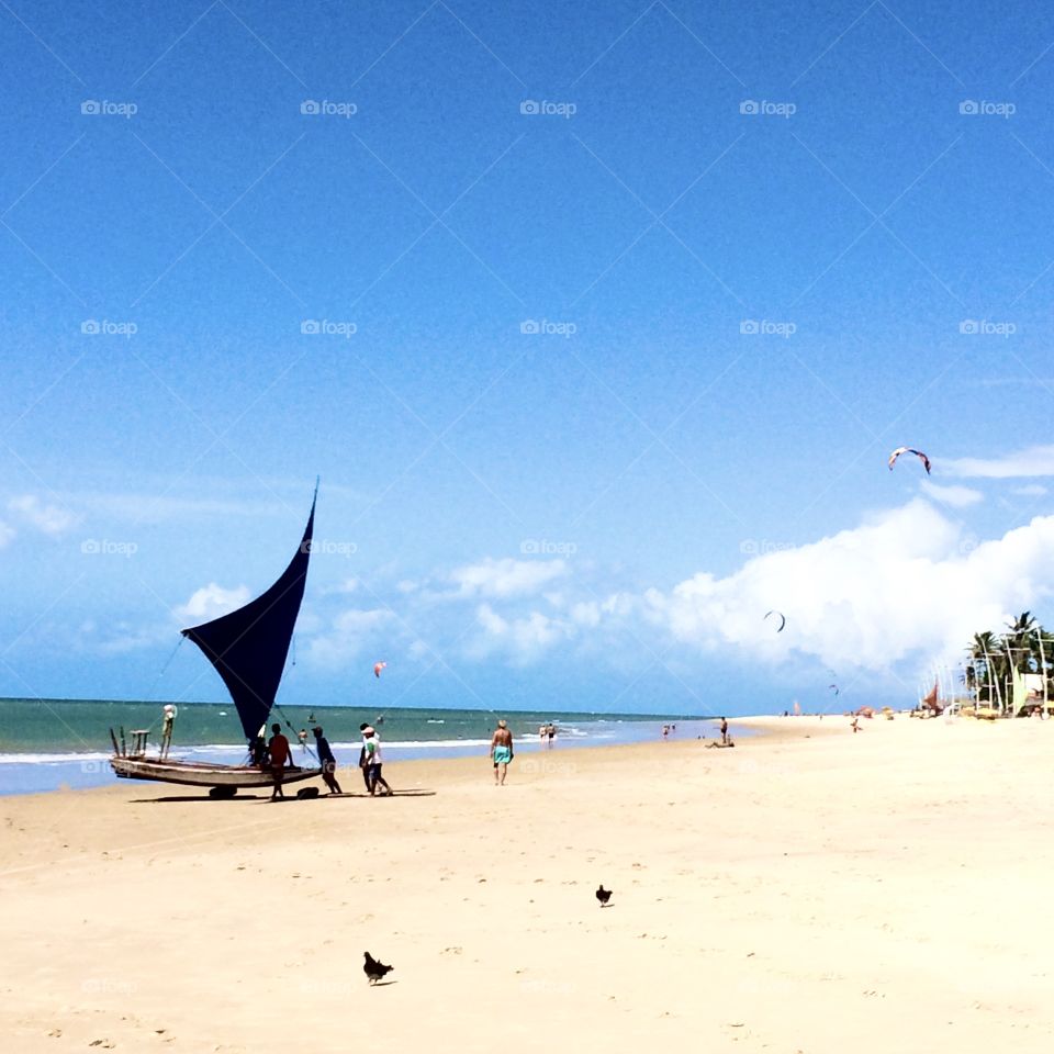 Caucaia Beach, Ceará (coast of Brazil), where sailing boats leave the white sand for the Atlantic Ocean. / Praia de Caucaia, no Ceará (litoral do Brasil), onde os barcos à vela partem da areia branca para o Oceano Atlântico. 