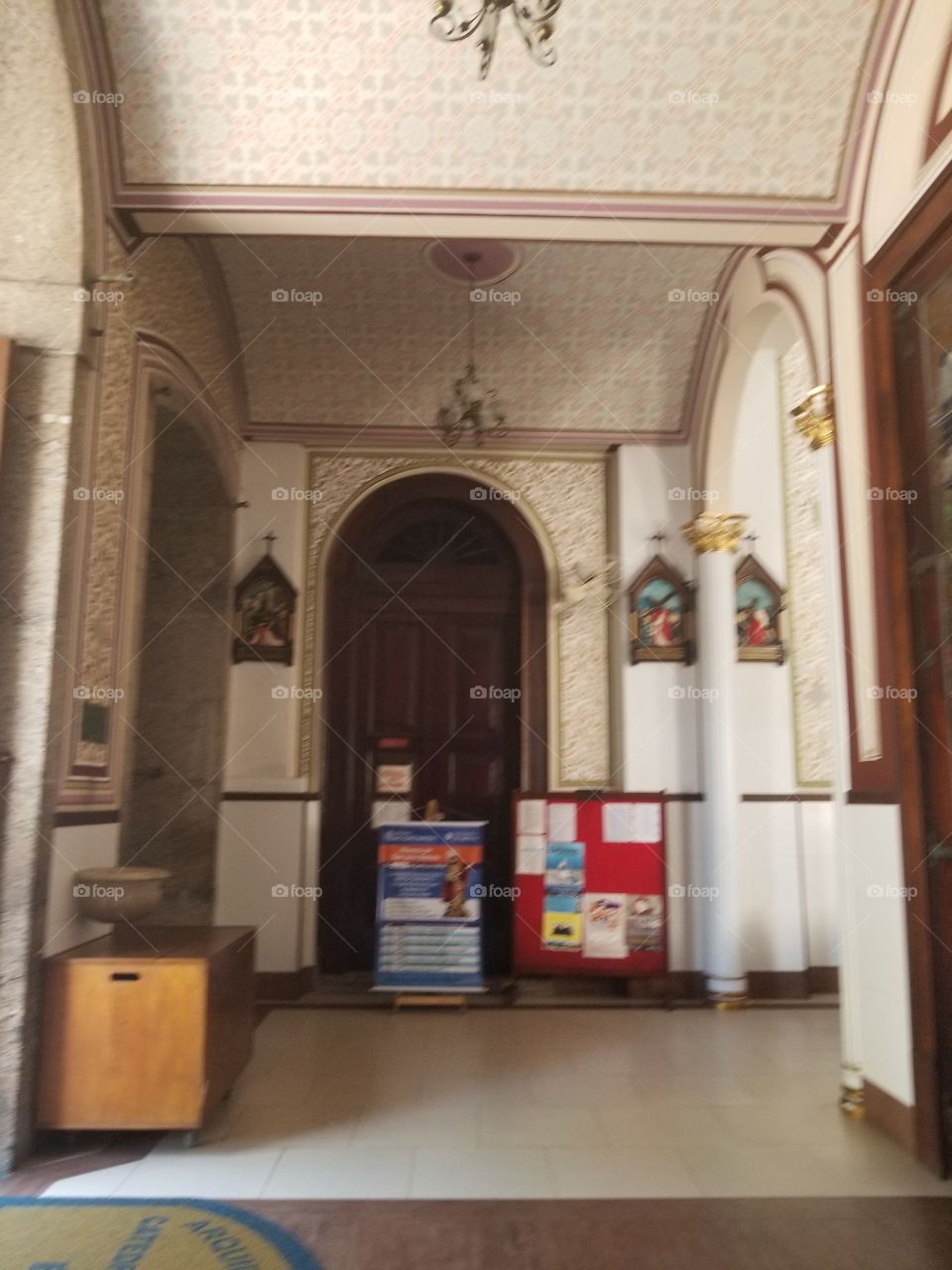 Interior da igreja católica.