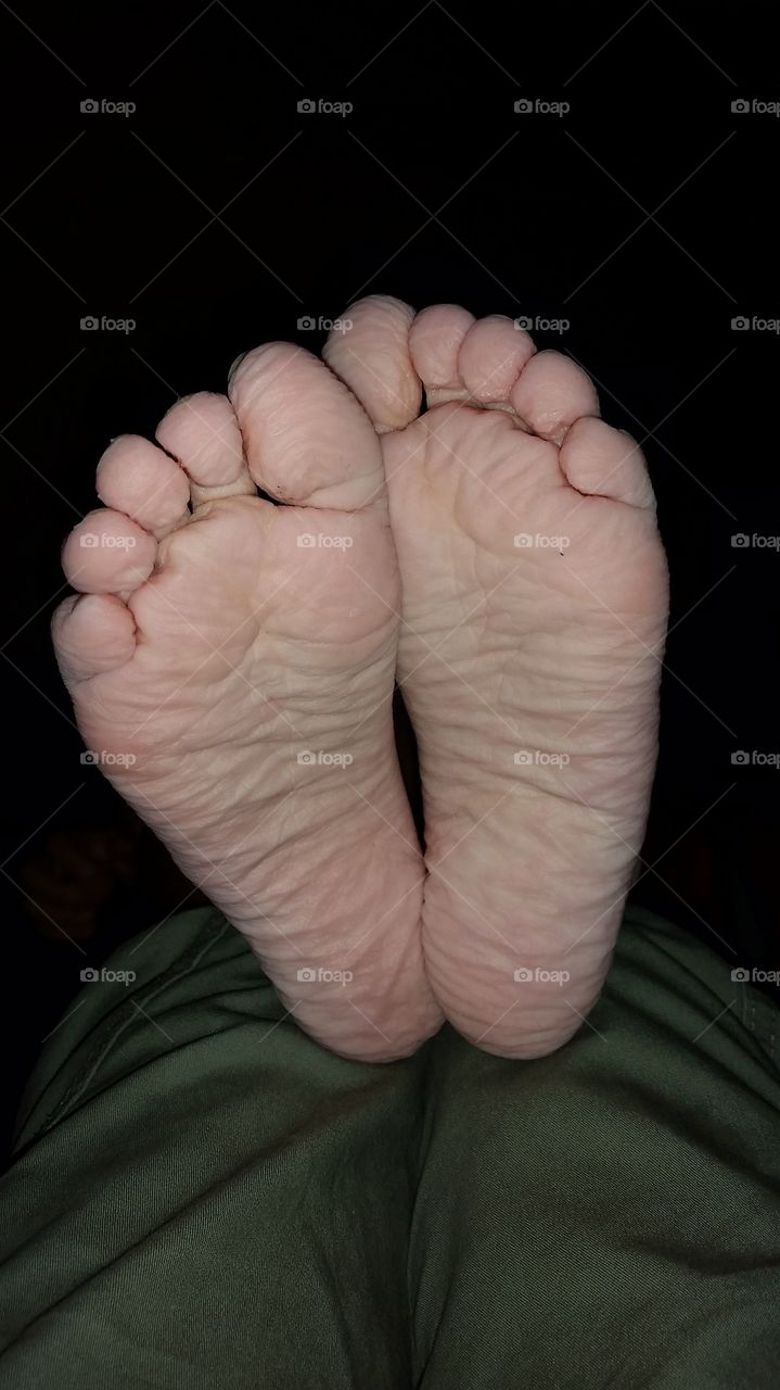 A child's feet after the long bath!