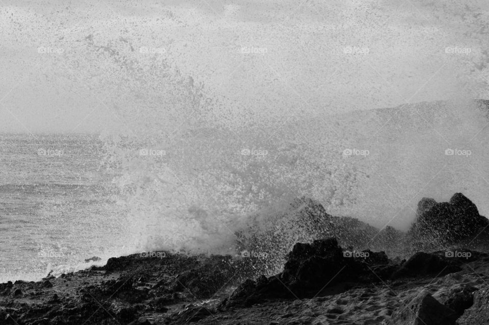 Wave breaking on rocks
