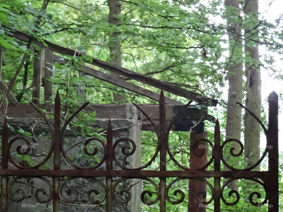 Rusty focused on foreground portail high section