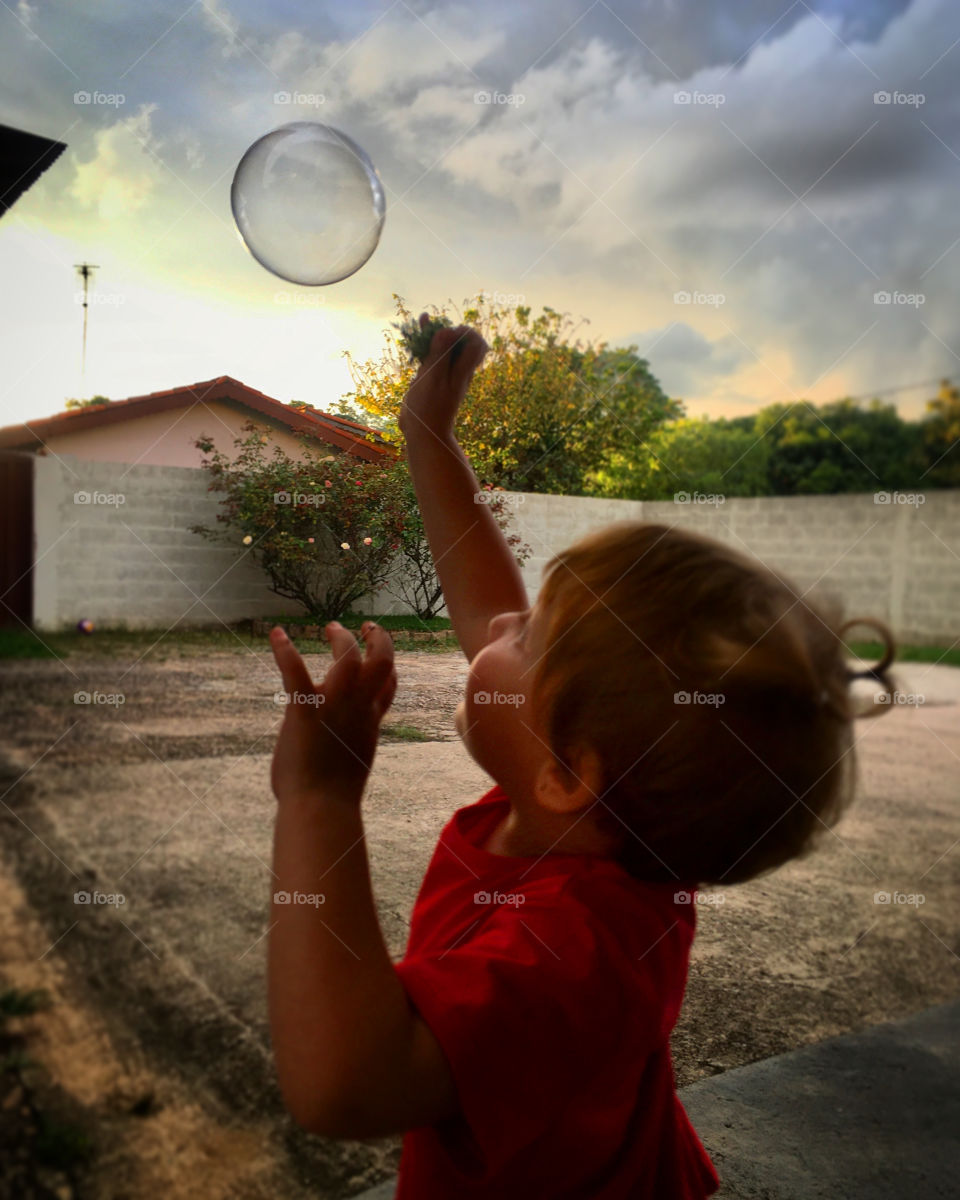 The coolest 2019 picture is the innocence of this child making soap bubbles.  May we all be happy like her in 2020!
A foto de 2019 mais legal é a da inocência desta criança fazendo bolinha de sabão. Que todos possamos ser felizes como ela em 2020!