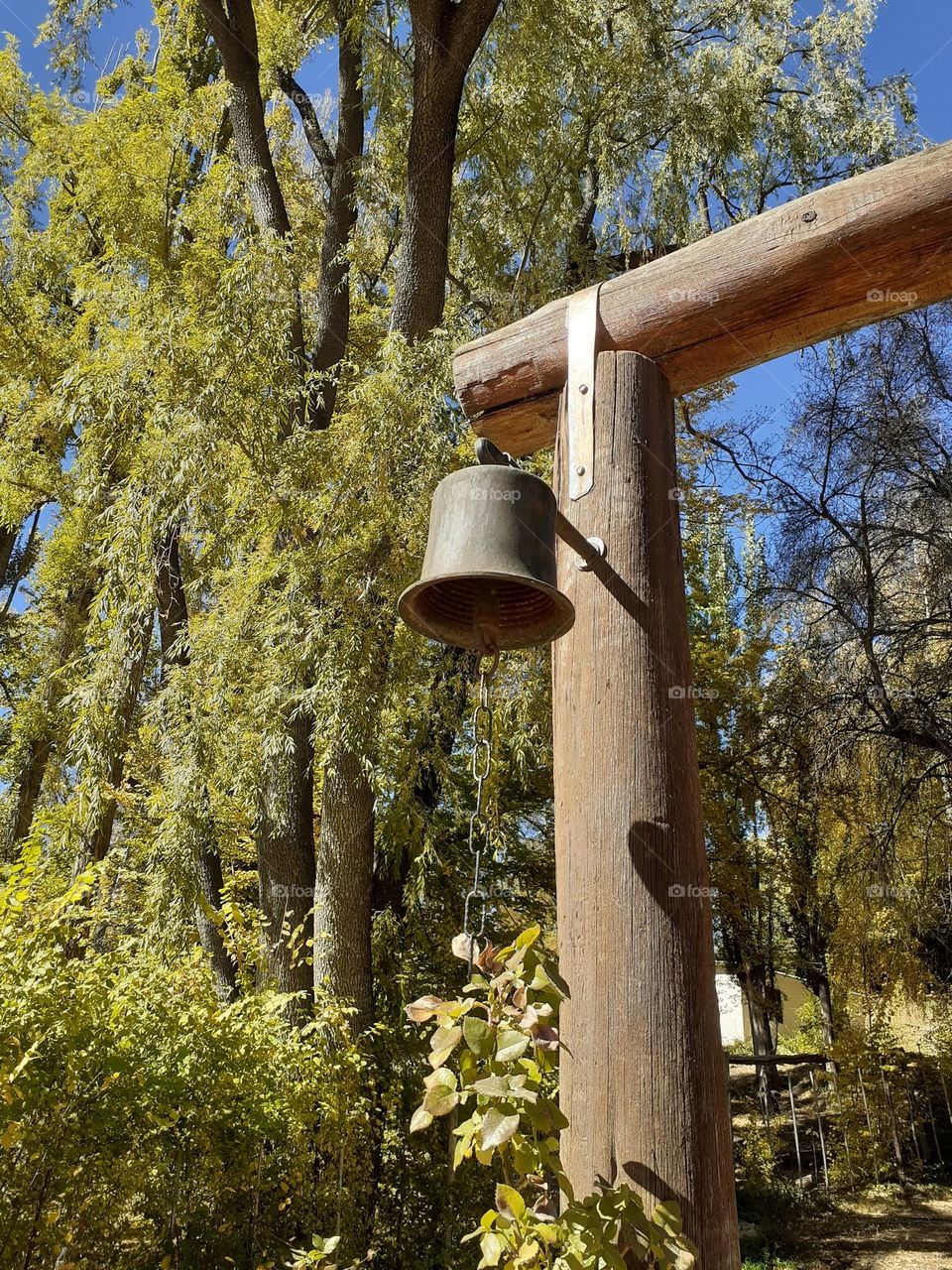 poste y campana, metal y madera