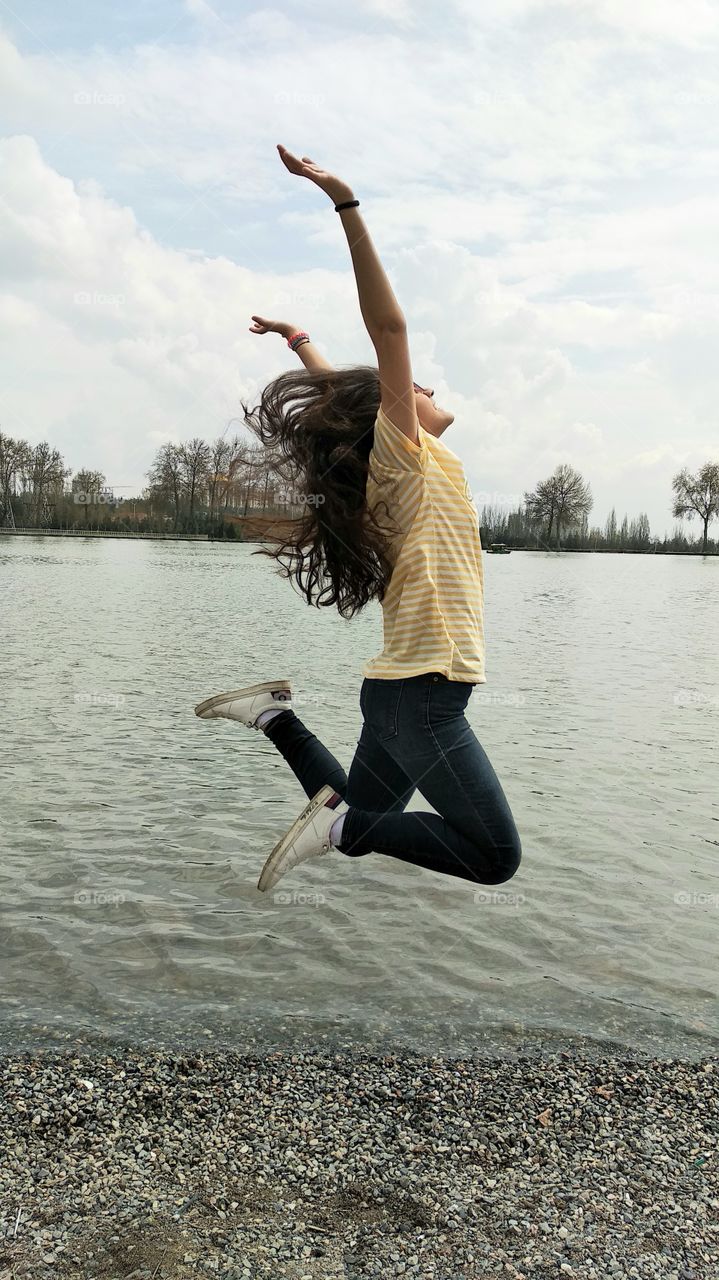 Good morning to all foapers. Here how i am so happy that i finally find the bedt place for my pics๐๐. An amzing lake and sunrise in London