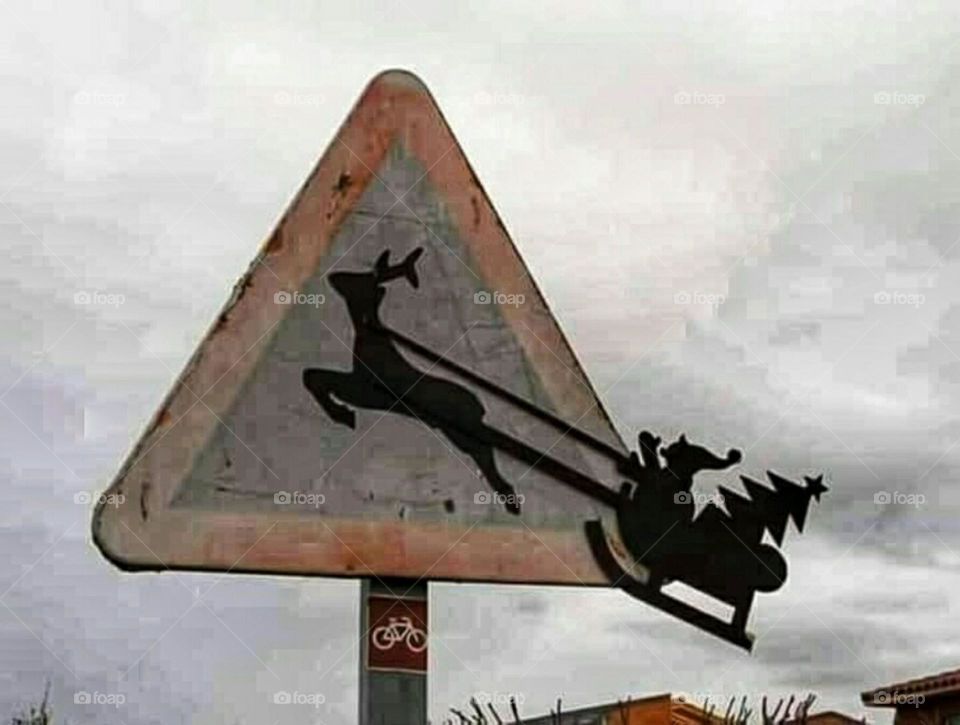 Warning traffic sign