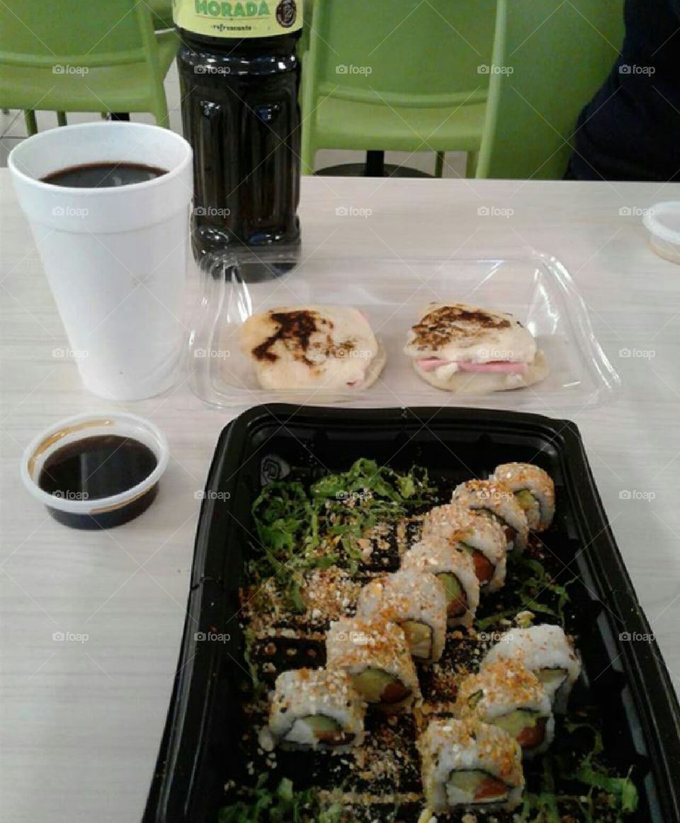 Sushi, arepa y chicha