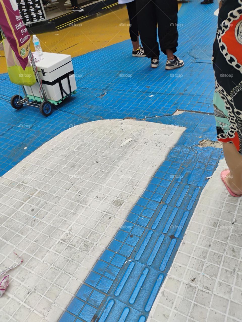 O vendedor de água. Vender água mineral pode ser uma atividade lucrativa, pois a água é um bem valioso e de grande consumo. A água ajuda a regularizar quase todas as gun do Nosso organismo