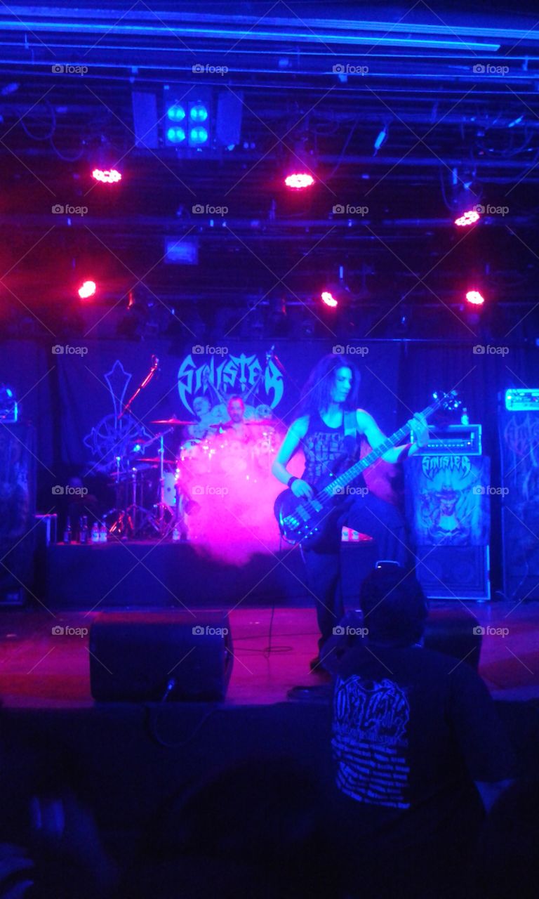 Alessa Kloosterwaard, baixista da banda holandesa de Death Metal, Sinister. Registro feito ontem em Manaus.