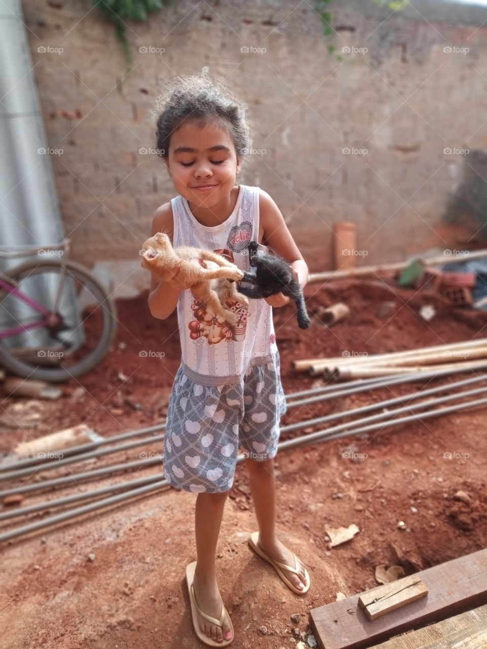 Criança com filhotes de gatos