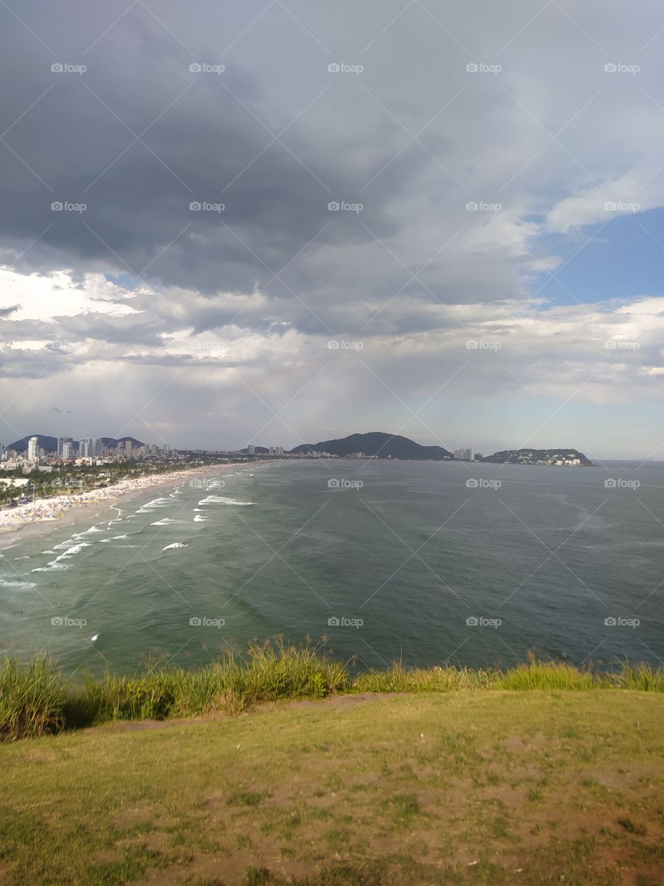 Vista do mar de cima no litoral de são Paulo.