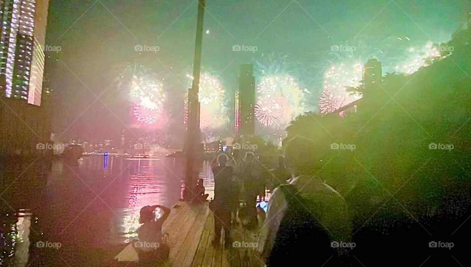 Whenever the half hour heavenly light festival reaches a „crescendo“ particularly bright & super intense highlights of enormous proportions fill the sky over „Newtown Creek“ and the people gasp in excitement. July 4th, 2022. Hypnotic Productions