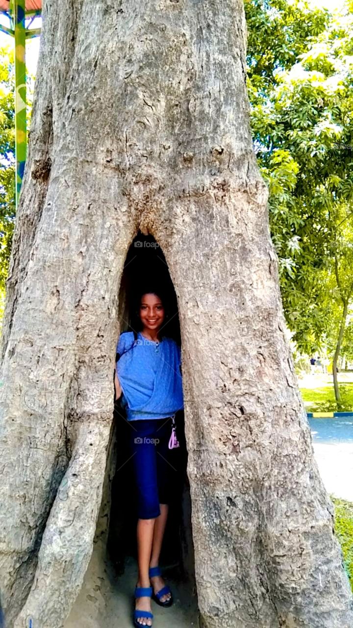 so pretty baby photo in tree in side gape looks so nice green place.big tree