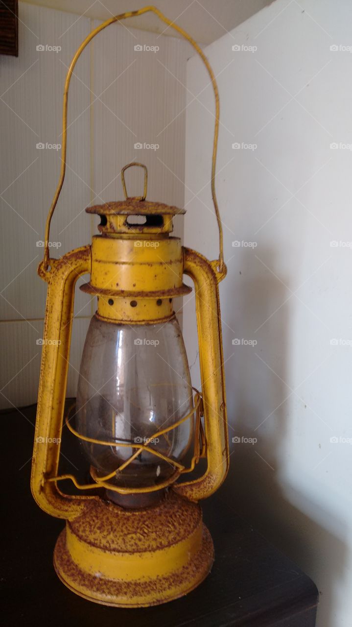 lamparina antiga usada antes de existir luz elétrica,funciona com álcool,querosene de óleo.