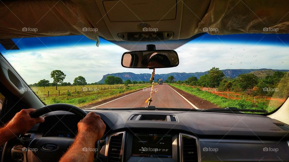 Cabine de caminhonete na estrada.