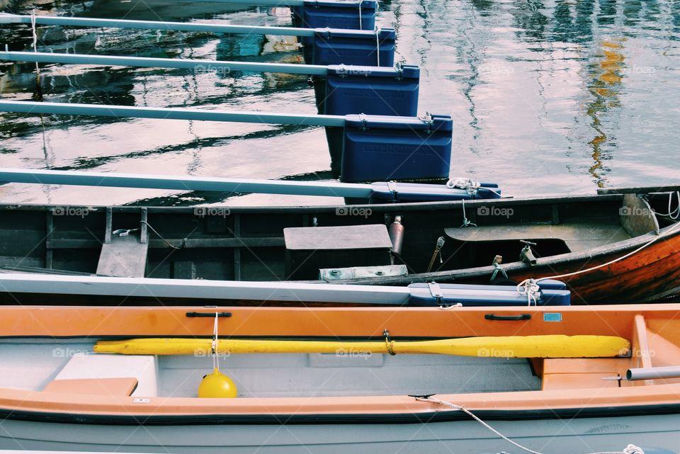 Boat with yellow oars 