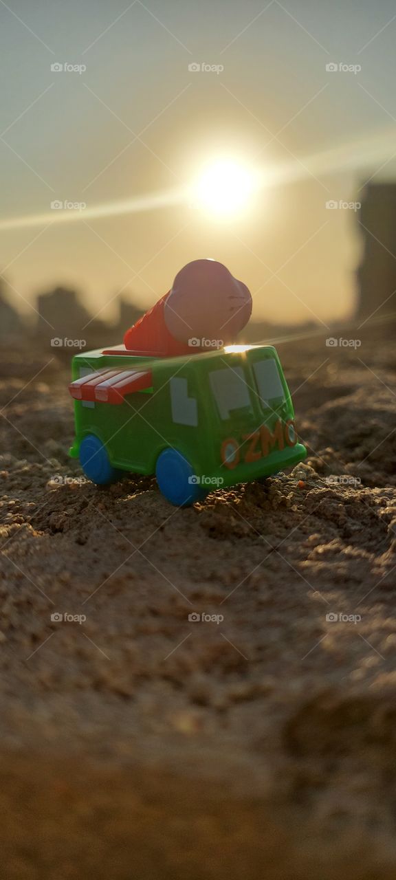 At first glance, you will think that it is a toy car on the sand, but the truth is that it is a small car that does not exceed 3 cm on a concrete fence , by macro cam.