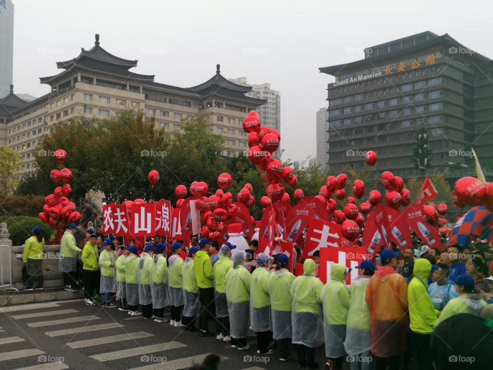 The North and the South now meet, the audience in unison.
Runners open face frequency response, Xi’an city happy marathon.