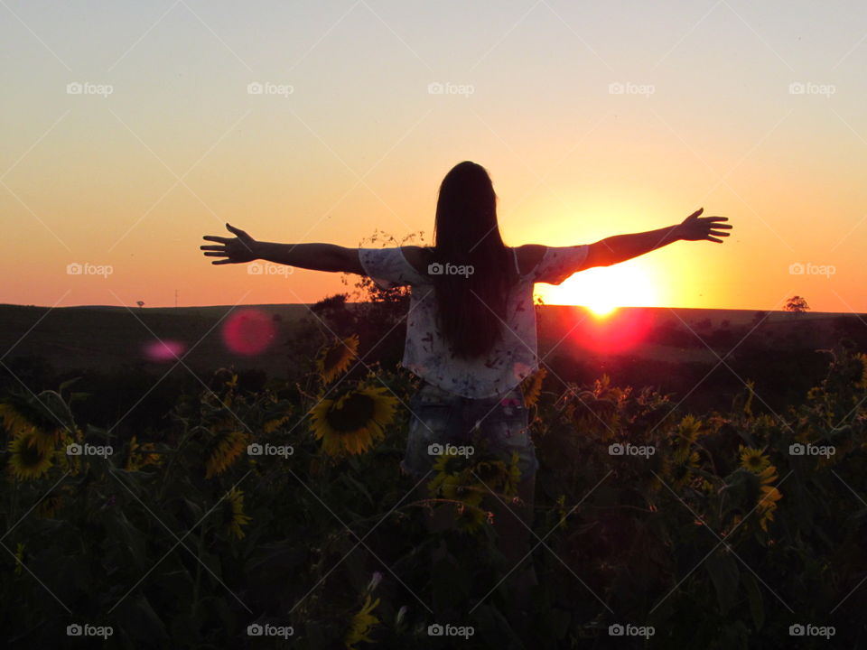 Sunflower field. Contemplating the sun, nature and life! / Campo de girassóis. Contemplando o sol, a natureza e a vida!