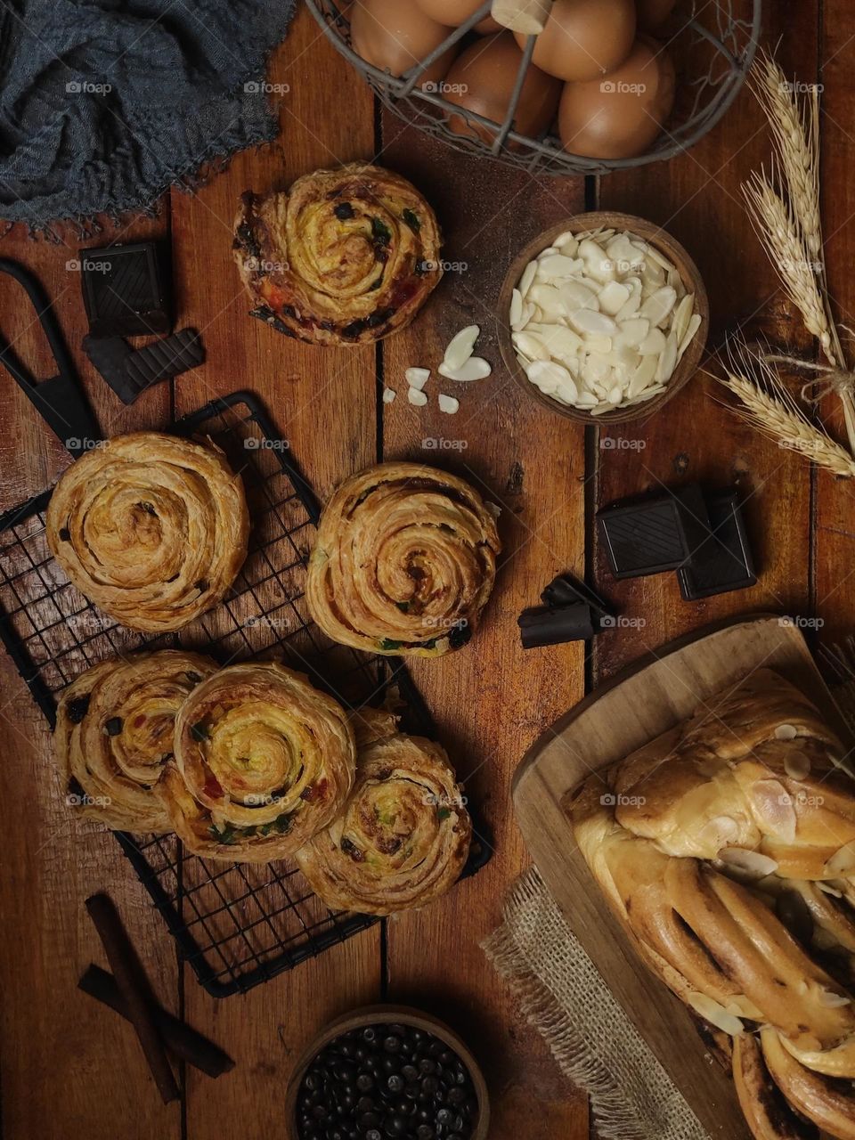 Cinamon rolls and bread