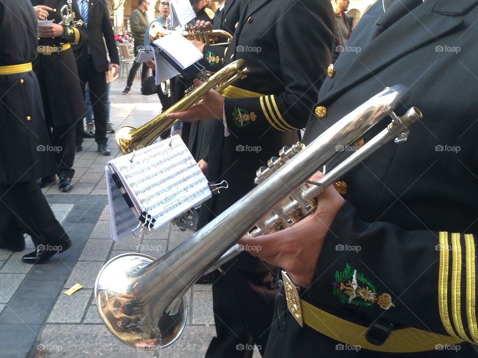 Banda de músicos con trompeta