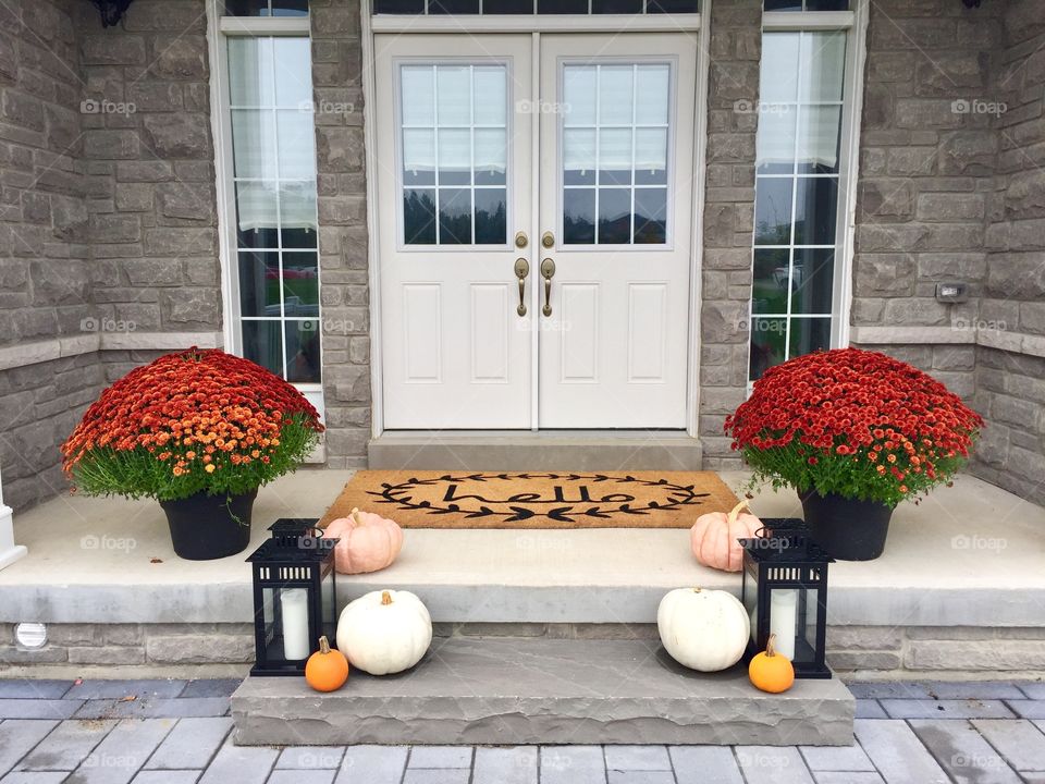 Decorating house front with pumpkins 