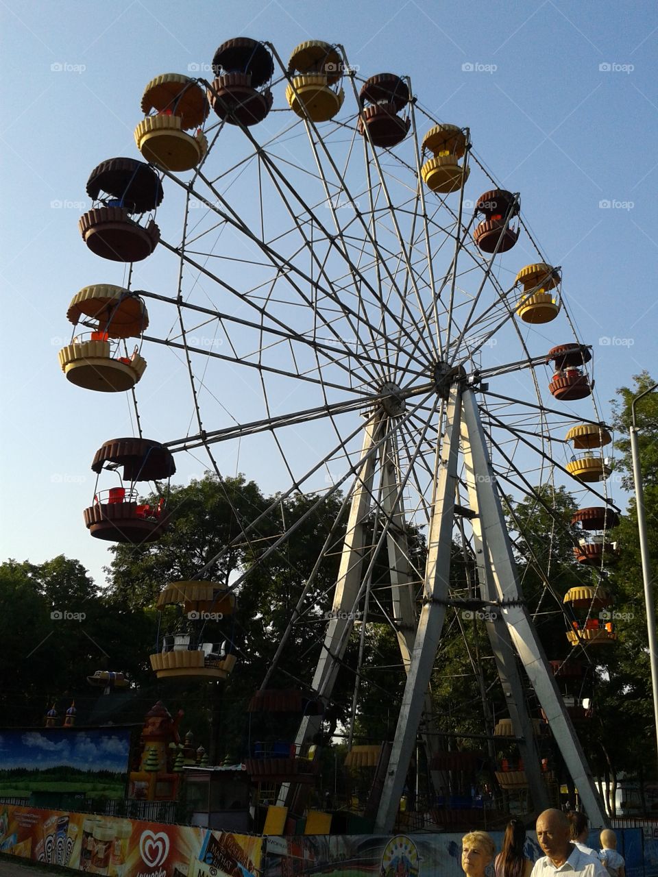 the wheel of view in the city park.