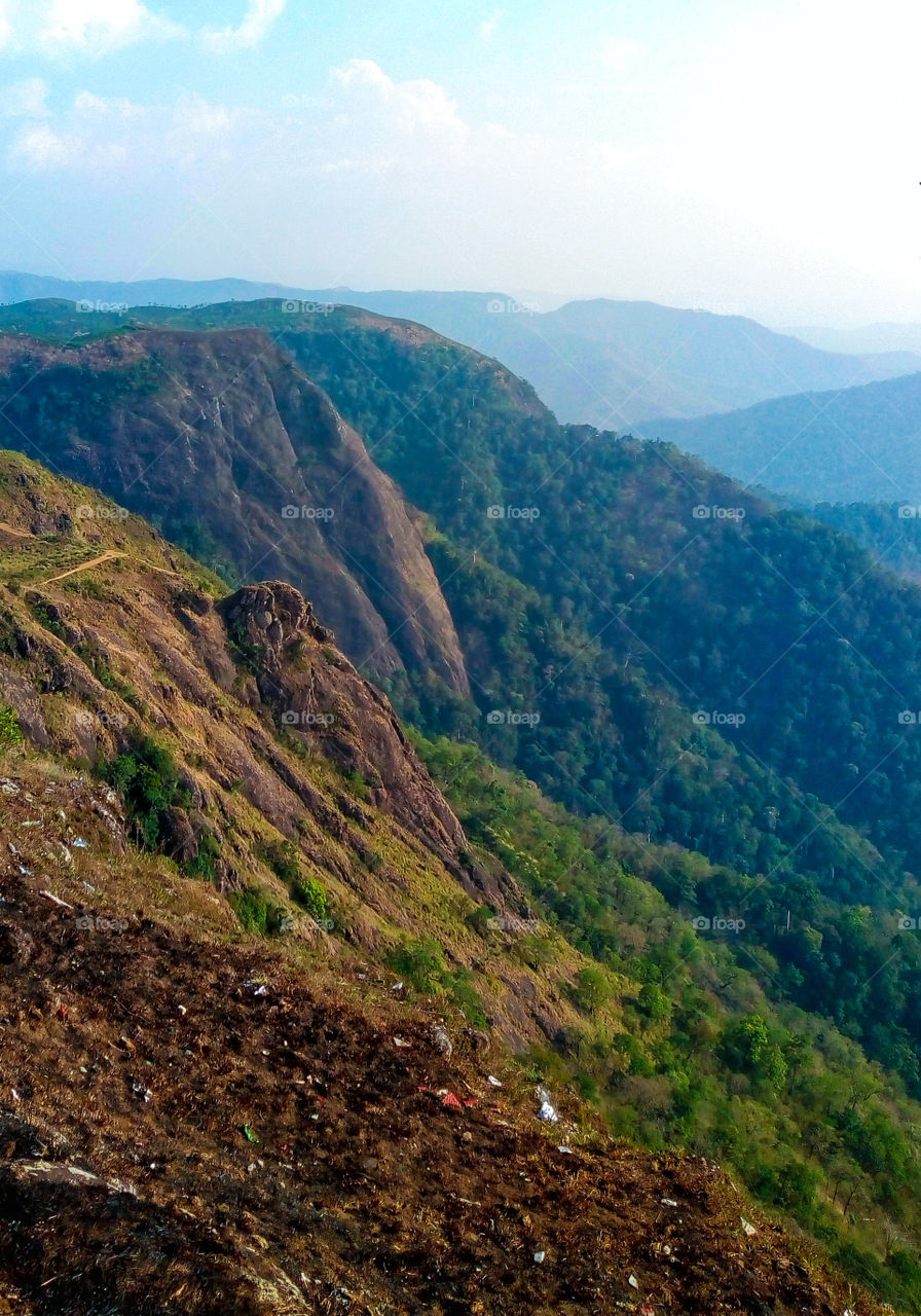 The Malayalam word parunth means eagle and para means rock. It is called Parunthumpara or "eagle rock" because of a large area around like an eagle.