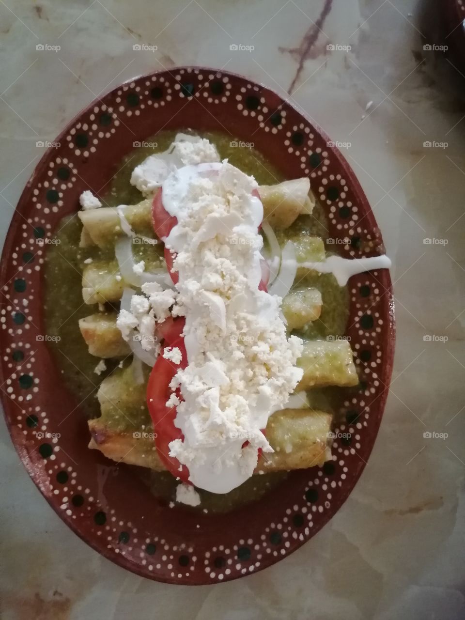 Platillo típico mexicano, enchiladas verdes.