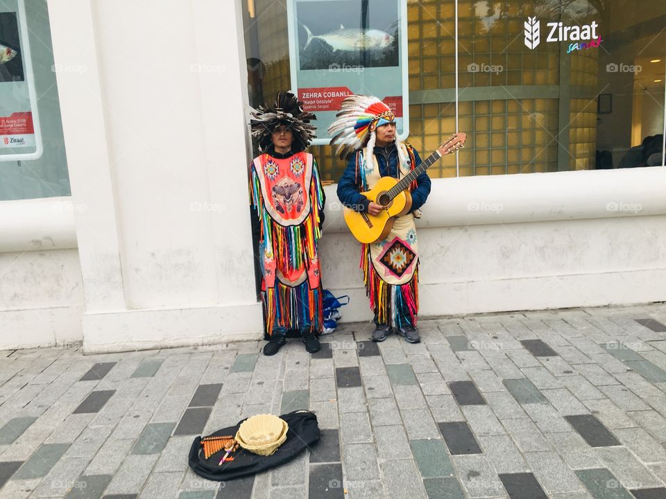 Istanbul. Мы блуждаем в этом мире, Уезжаем с родных мест, Иногда мы в темном тире, Иногда проходим квест.../// We wander in this world, We leave from our native places, Sometimes we are in a dark dash, Sometimes we pass the quest ... ///