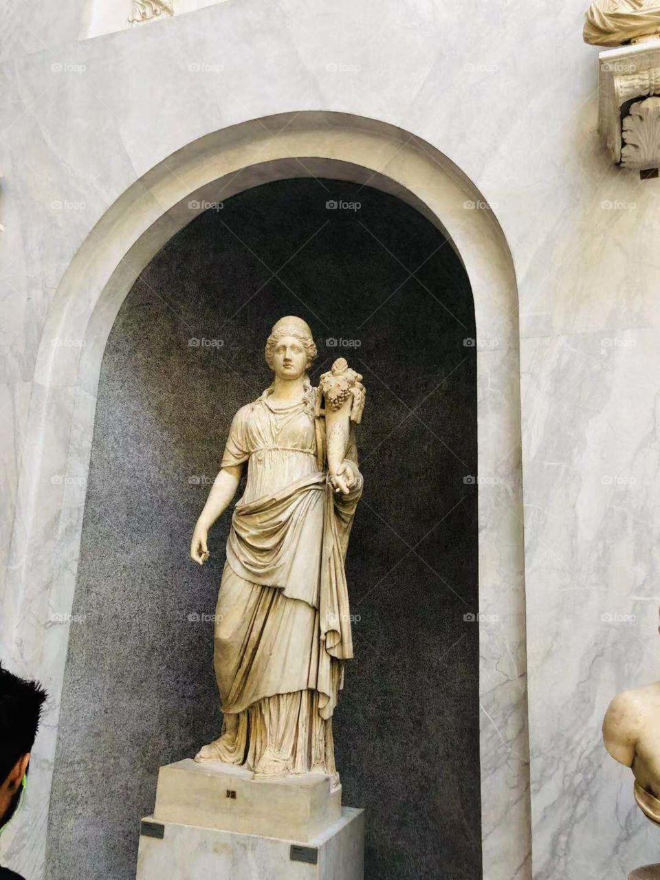 statue