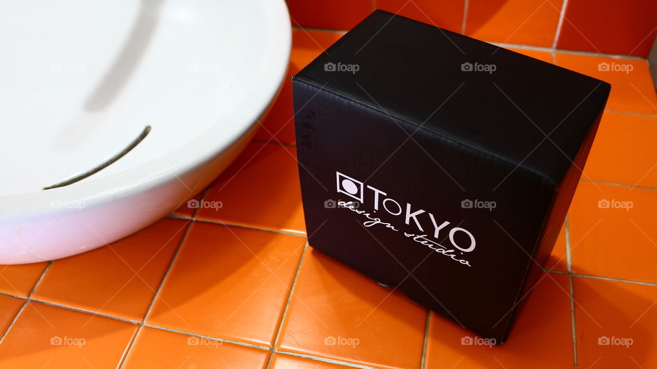 this is the packaging of the Japanese teapot they gave me for Christmas.  The packaging is very accurate and gives a feeling of great professionalism and quality.