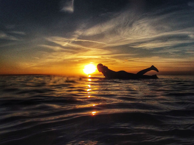 Kiss the sun. Taking a break to kiss the sun whilst surfing in Devon, UK