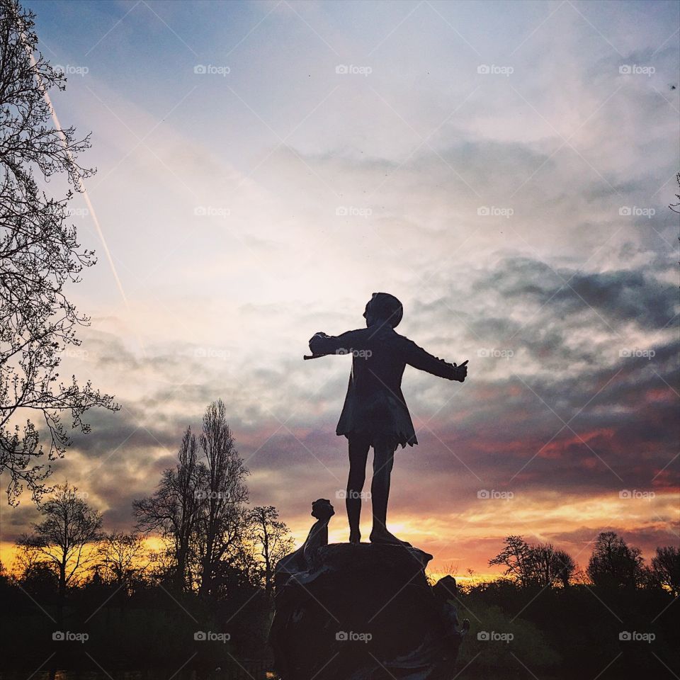 An early morning run through Hyde Park. Good morning Peter Pan! 