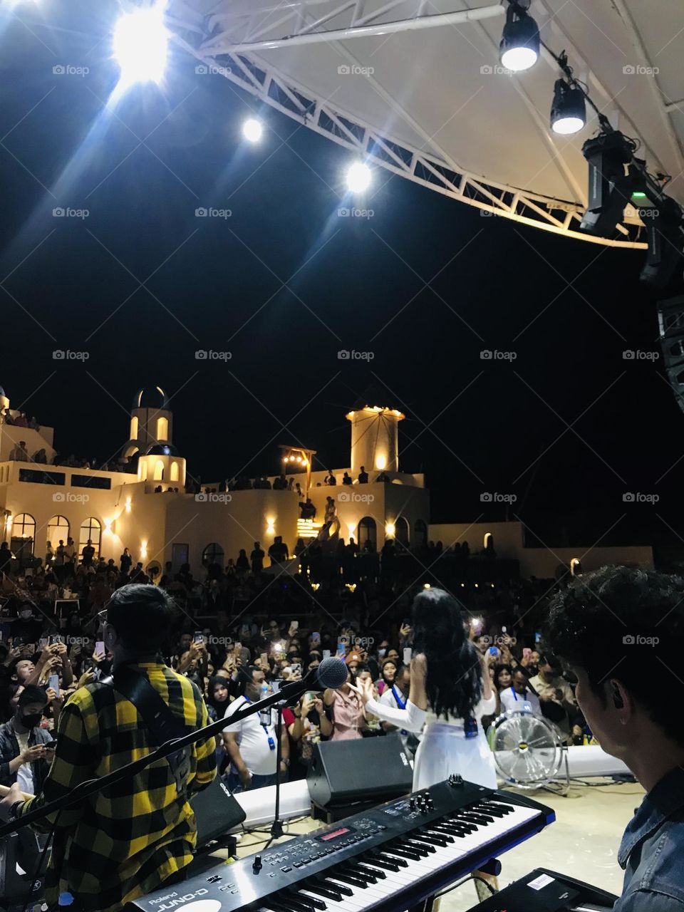 Sing along with fans lyondra artist indonesia with the crowded fans and enjoy place