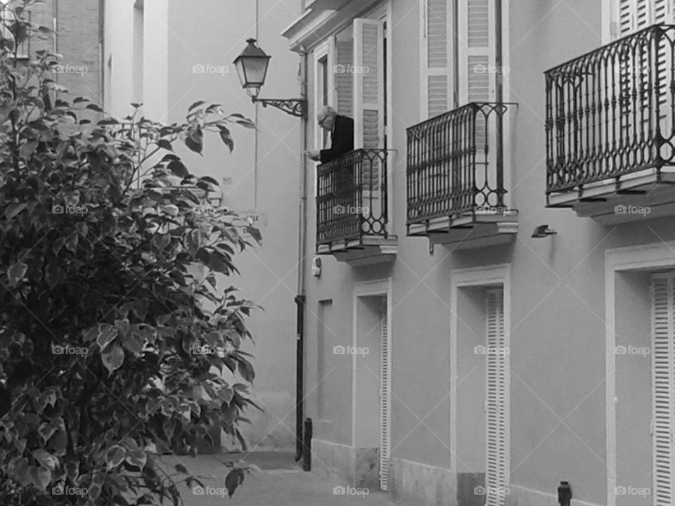 This shot was taken during a day in Valencia. At a first sight I did not recognise the man on the balcony. This represent a moment of a real life in Valencia.