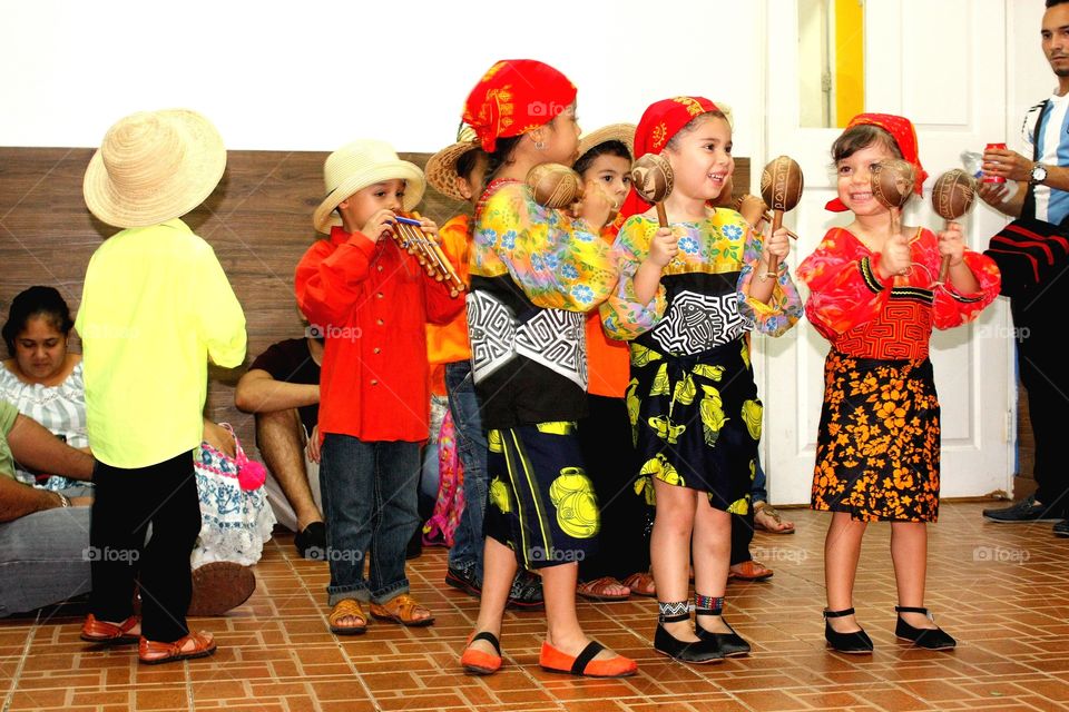 Baile típico de Panamá. Comarca Gunayala. Escuela colina de colores