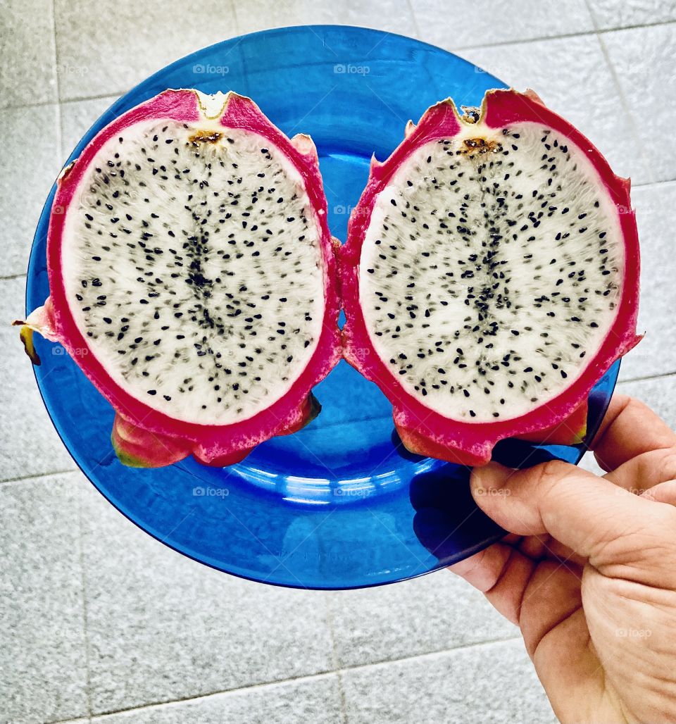 🇺🇸 White pitaya! This exotic fruit is very healthy, in addition to being delicious. I ate it whole… long live the gluttony! / 🇧🇷 Pitaya branca! Uma delícia! Essa fruta exótica é muito saudável, além de ser gostosa. Comi ela inteira… viva a gula! 