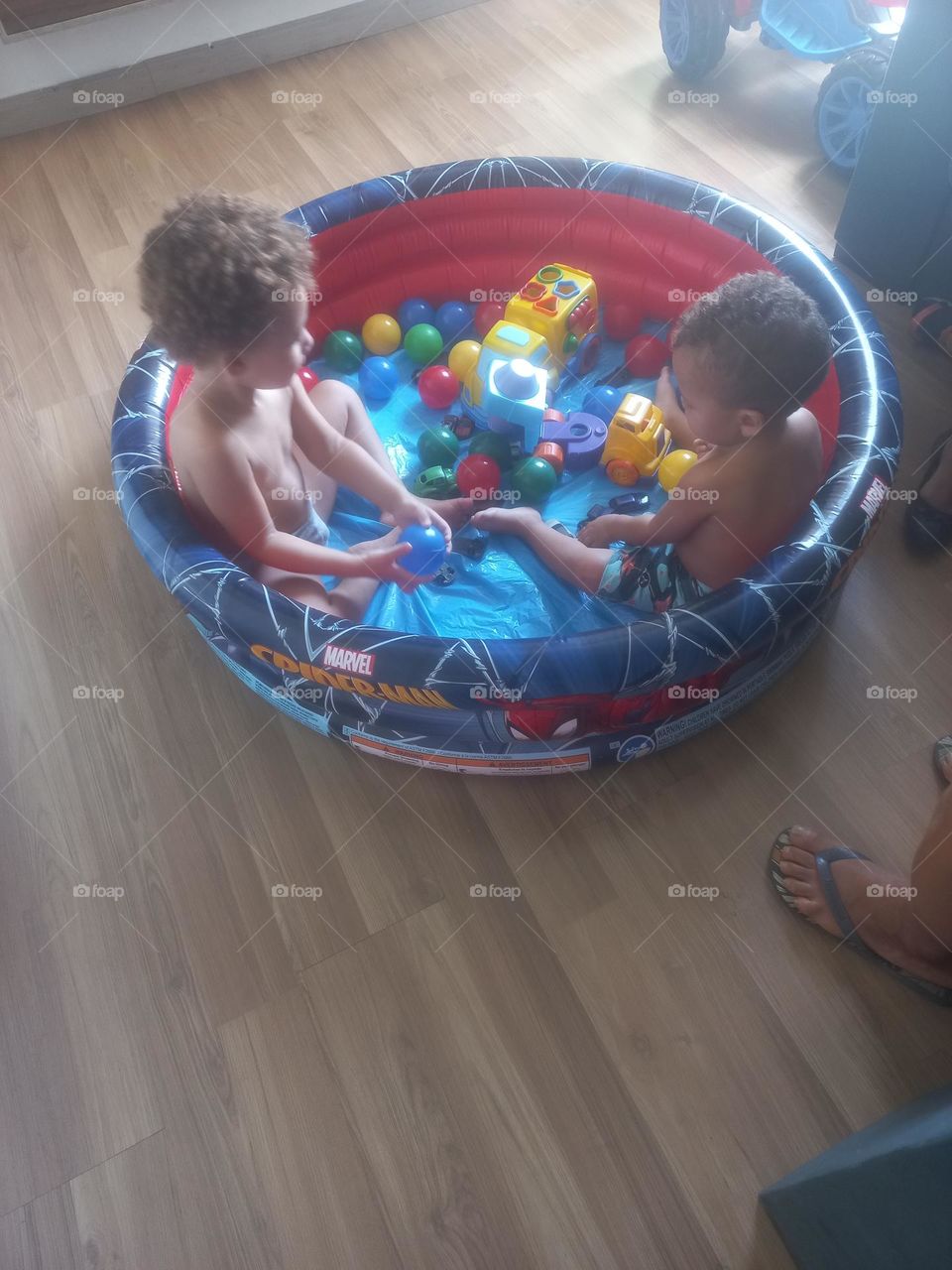 Piscina de bolinhas é um dos brinquedos  preferidos das crianças, além  delas brincarem usando a criatividade  o ser formato e as cores vibrantes deixam as crianças  encantadas