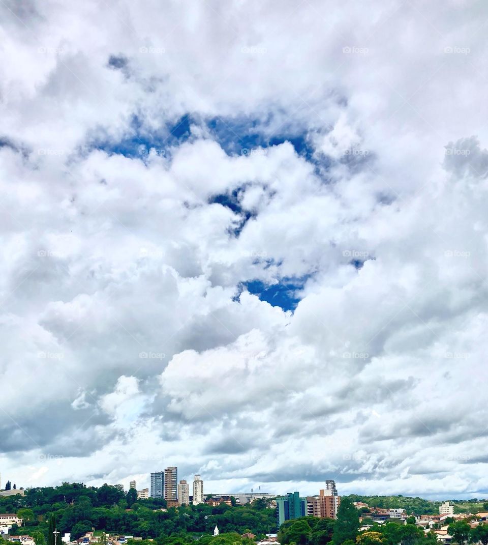 Agora: 13h, e o céu está branquinho, somente com uma mancha azul no infinito!

Viva a natureza e a sua beleza.
