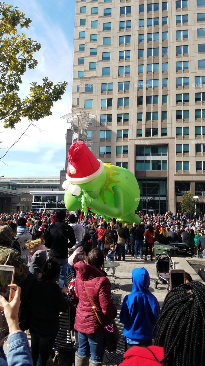 Kermit the frog balloon falling down at Raleigh Christmas Parade