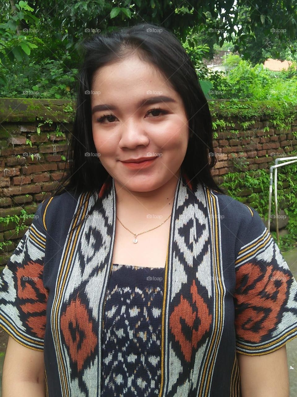 a girl in her batik clothes looks more beautiful, besides that batik is also a very suitable dress for various events, even batik can also be a characteristic of an area.