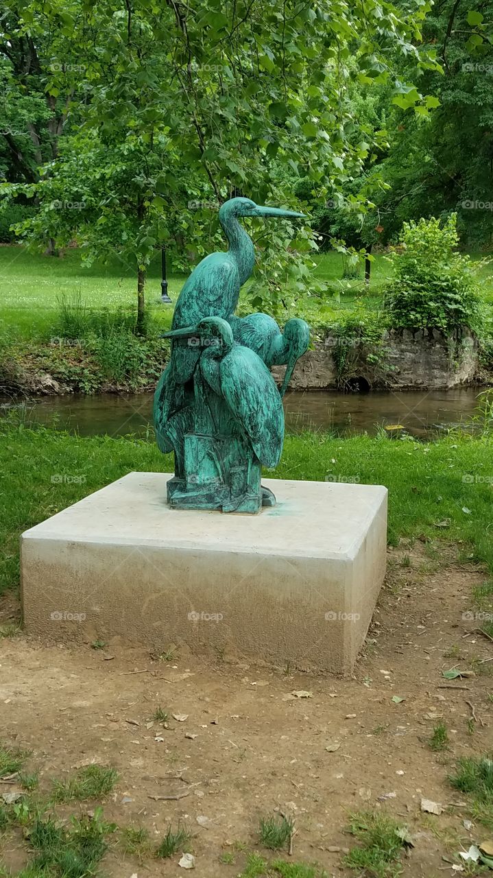 statue of birds