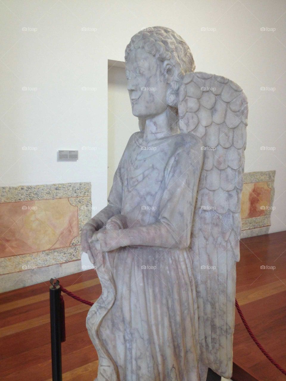 Escultura de anjo na entrada do meseu que se encontra na capela dos ossos em Évora Alentejo Portugal