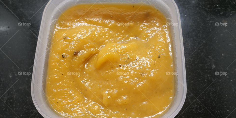 Vellutata di zucca. Si prepara con la polpa della zucca gialla, cipolla, aglio, sale, pepe ed olio EVO. I semi della zucca si possono asciugare, spargendo del sale sopra. La buccia si può buttare nel giardino o nei vasi come ammendante/pacciamatura