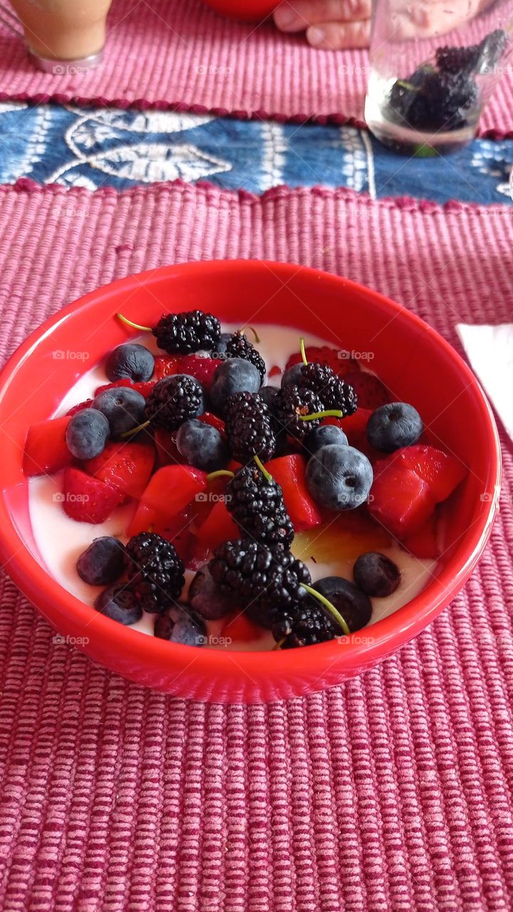 yogurt and fruit - yogurt y frutas