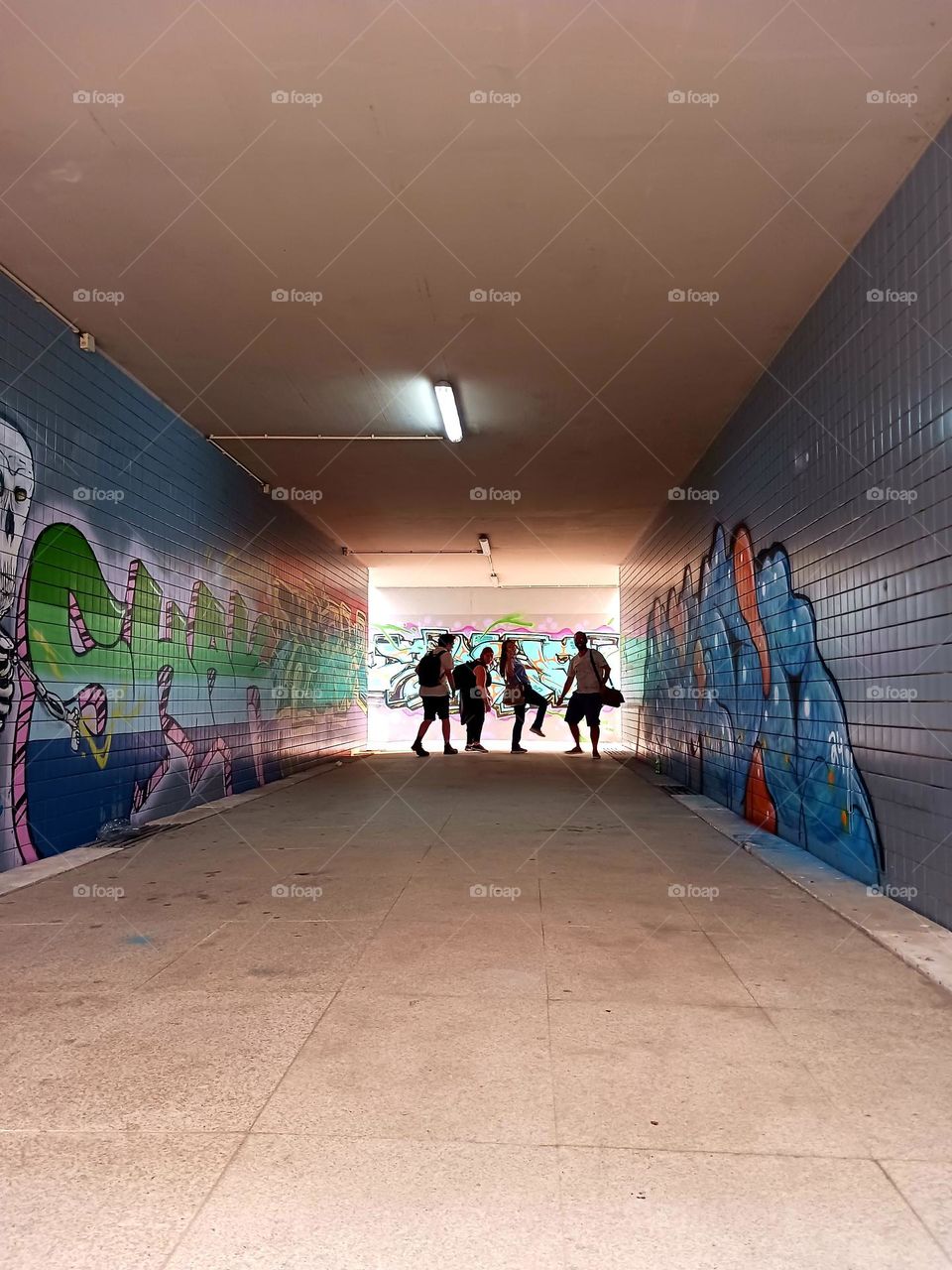 Entre o grafite e a luz, encontramos a dança na rua.