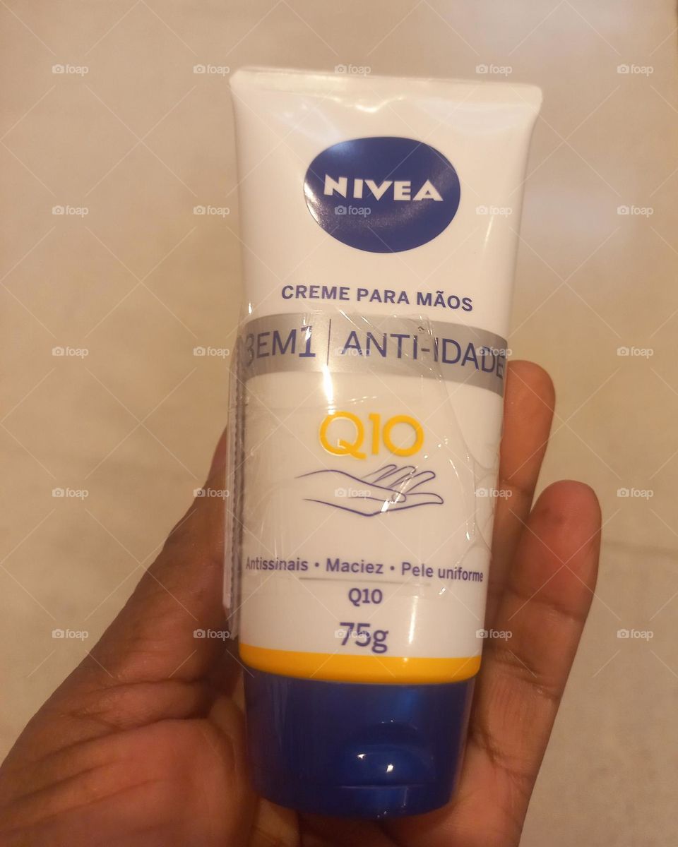 Mãos delicadas com manchas e sinais de envelhecimento? A NIVEA  Trata sua pele com carinho.  CREME PARA MÃOS 3em1 ANTI-IDADE com Q-10. Estimula a renovação  celular,  reduzindo os sinais, prevenindo  o envelhecimento da pele das mãos.