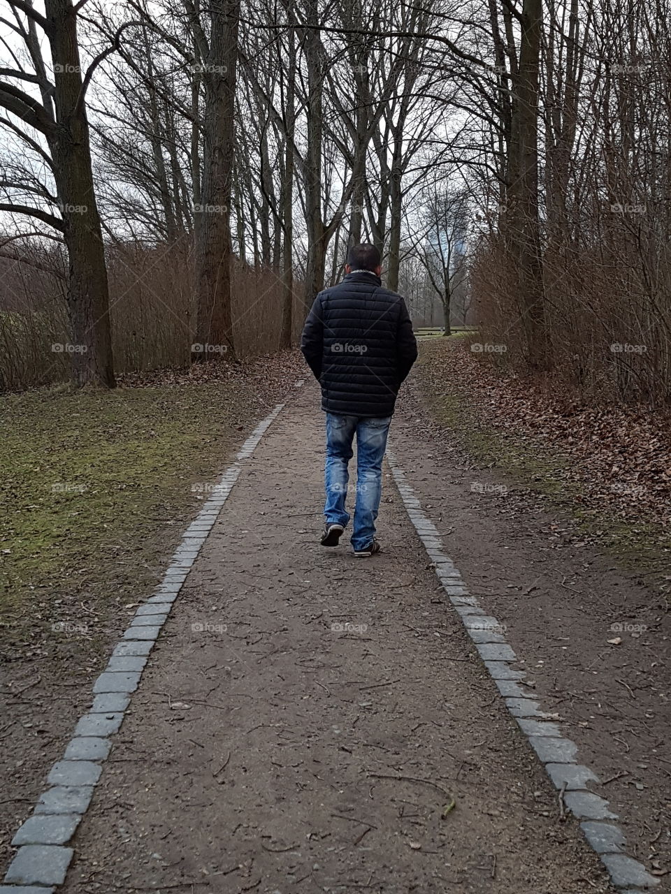 Mann geht spazieren