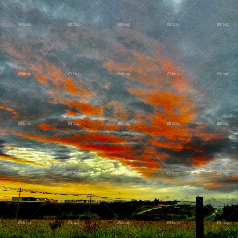 🌅 Desperte, #Jundiaí.
Que a #SegundaFeira possa valer a pena!
🍃🙌🏻 
#sol #sun #sky #céu #photo #nature #morning #alvorada #natureza #horizonte #fotografia #pictureoftheday #paisagem #inspiração #amanhecer #mobgraphy #mobgrafia