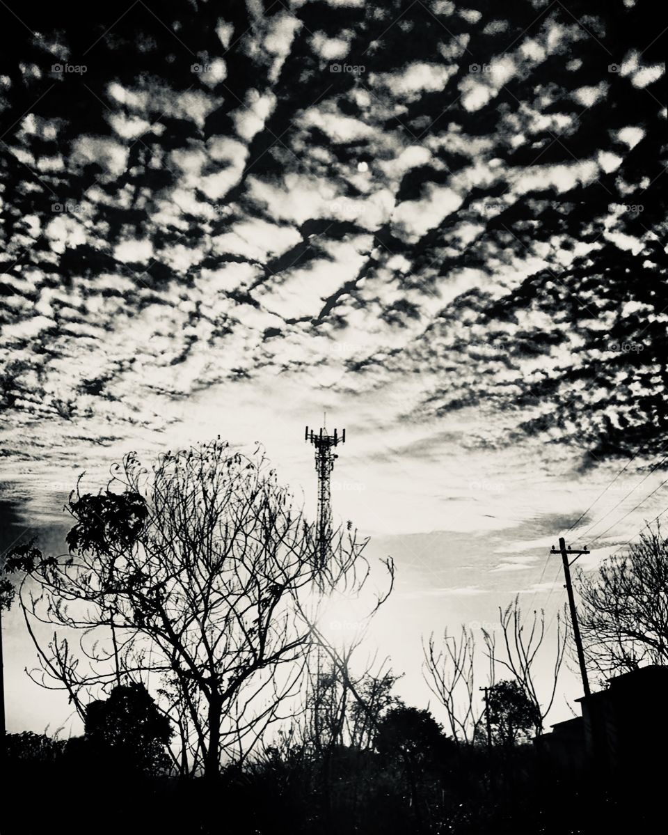 The clouds charged from the sky contrasting with the silver horizon give the charm of this photo (city of Jundiaí, Brazil).  / As nuvens carregadas do céu contrastando com o horizonte prateado dão o charme dessa foto (cidade de Jundiaí, Brasil).
